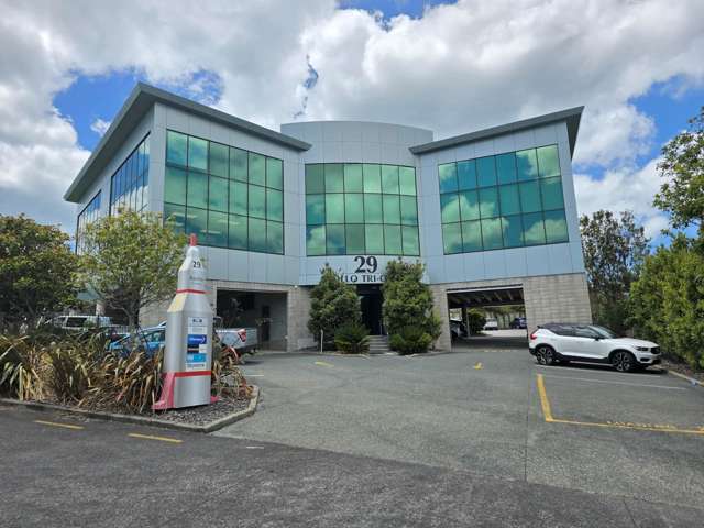 MODERN OFFICE WITH COURTYARD