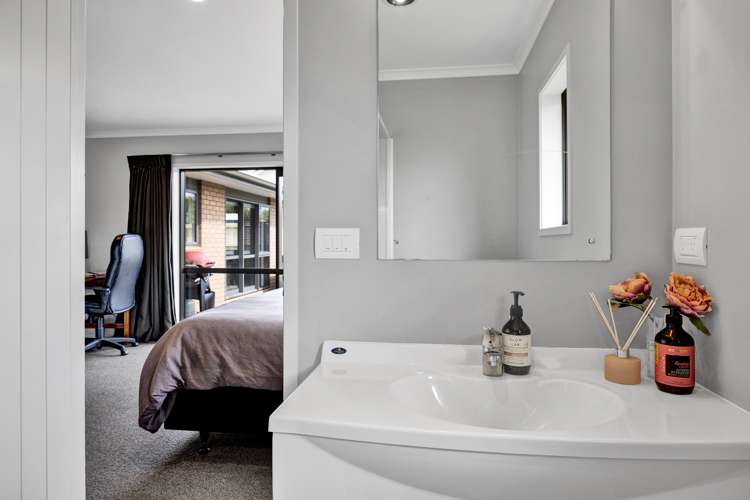 6 Montague Grove Stratford_19