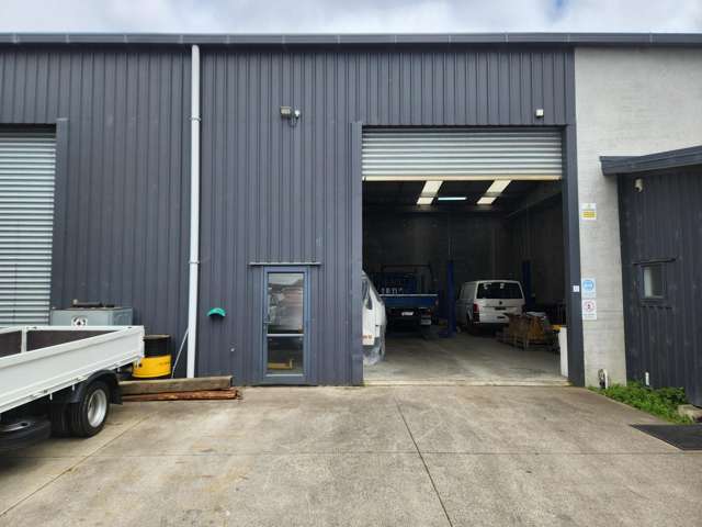 High-stud warehouse with yard and facilities