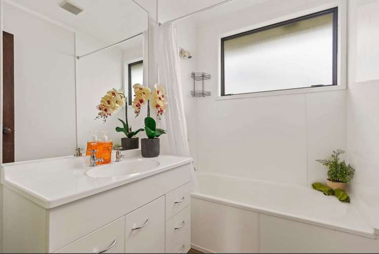 2b Tui Avenue Forest Lake_12