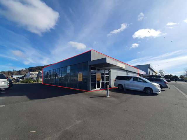 Standout location with flexible warehouse space