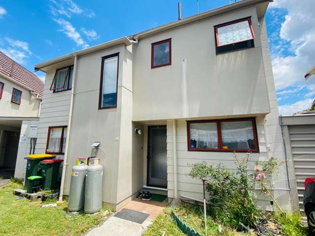 Family-Friendly Townhouse in Mangere East!