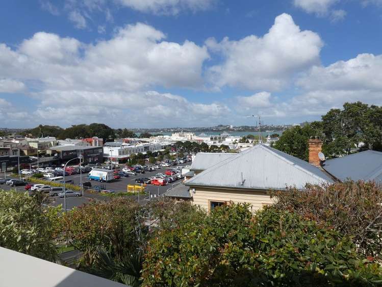 2/125 Victoria Road Devonport_1