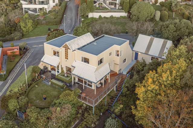 Hillside Haven with Expansive Views