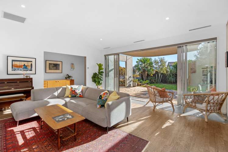 6 Hedge Close_4