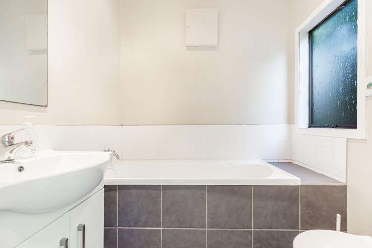 2/124 Waimumu Road Massey_12