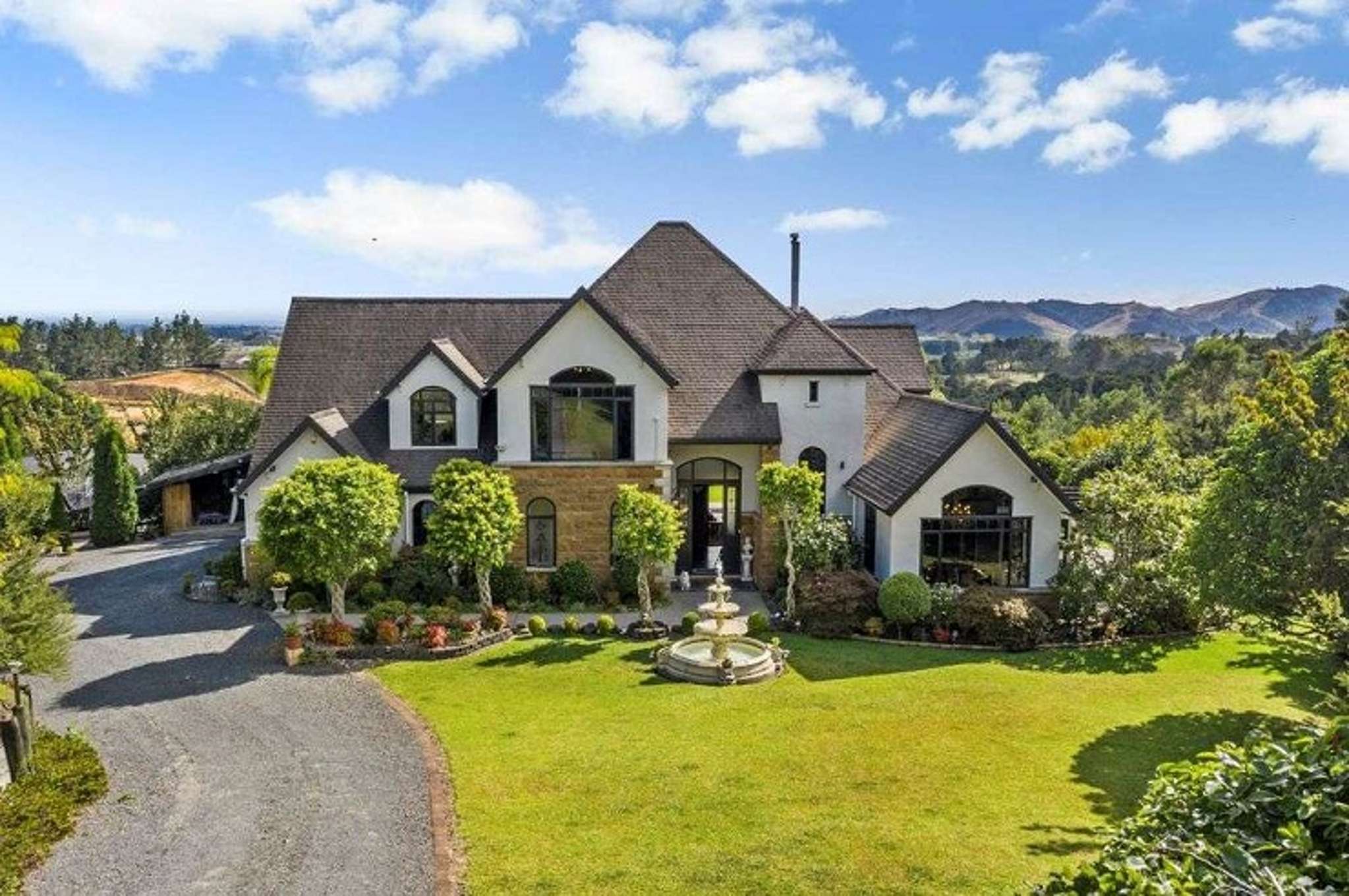 Aucklanders’ Huntly mansion ‘must sell’ - luxury estate has RV of just $1.45m