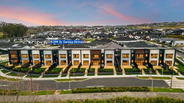 Modern 4-Bed Townhouse with Reserve Views