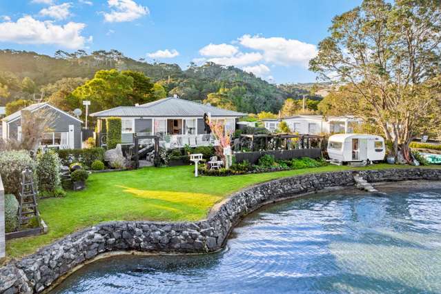 Tramcar Bay Waterfront Retreat