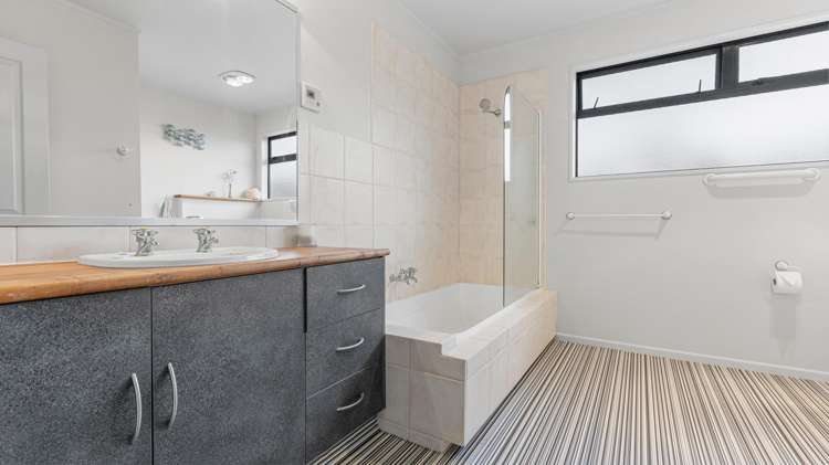 2/50 Wakeman Road Acacia Bay_16