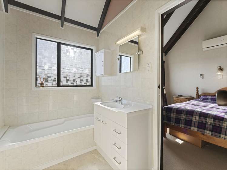 6 Photinia Place Botany Downs_14