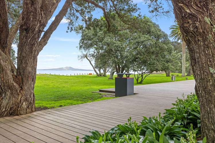 2/6 Beach Front Lane Browns Bay_17