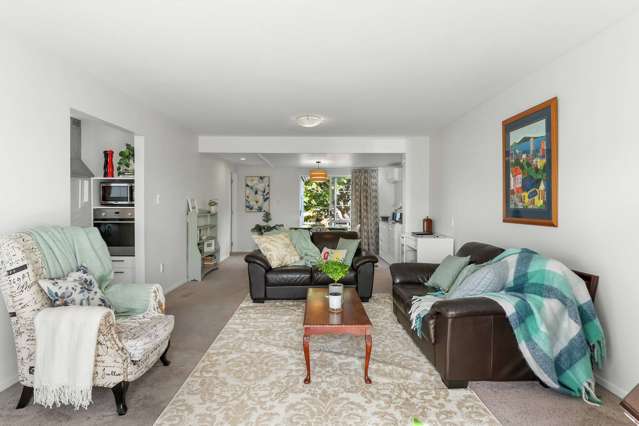 Single level, 2 bedrooms!