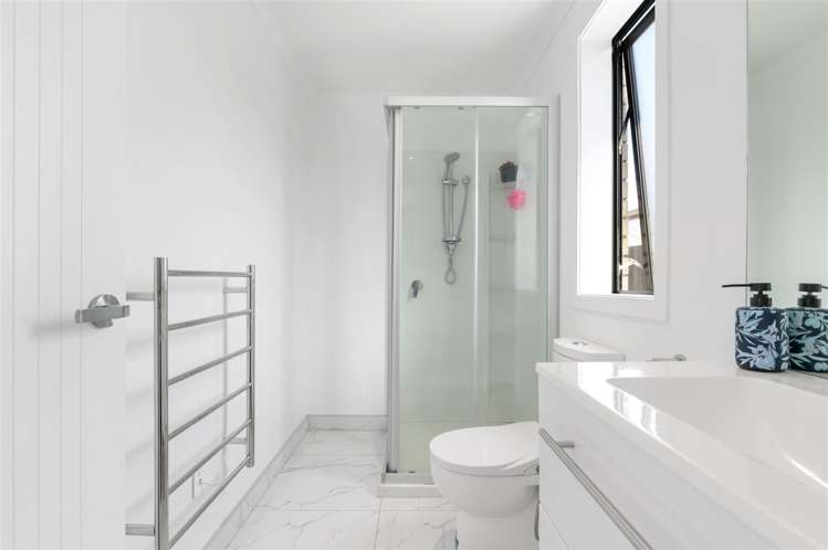 16 Inuwai Street Glenview_13