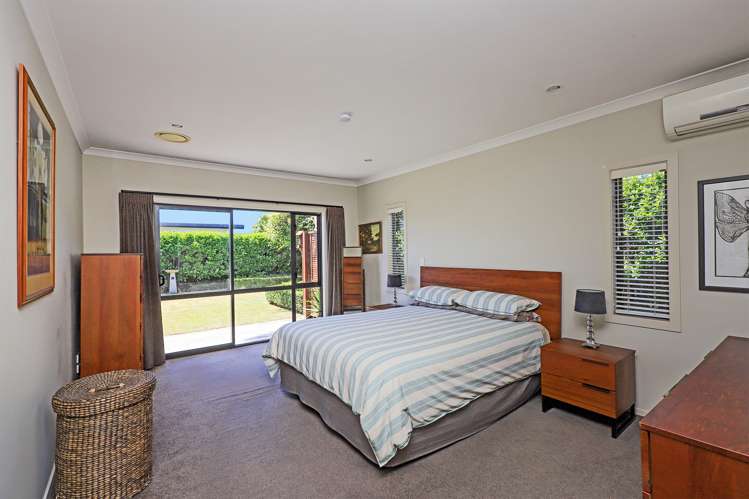 6 Lardon Place Frimley_13