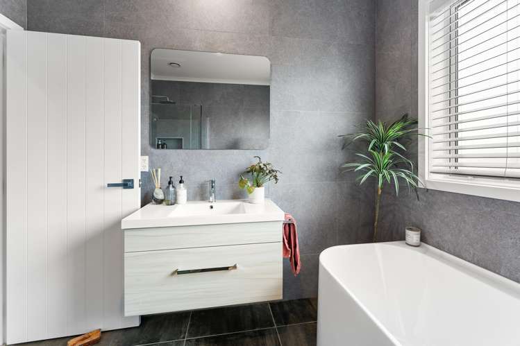 32 OMAHURU ROAD  "Kahawai Point" Glenbrook_35