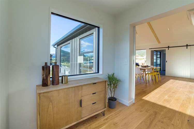 21 Falconer Rise Jacks Point_10