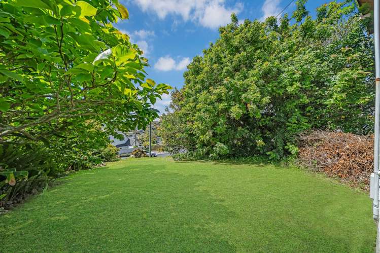 15 Colmar Road Mellons Bay_11