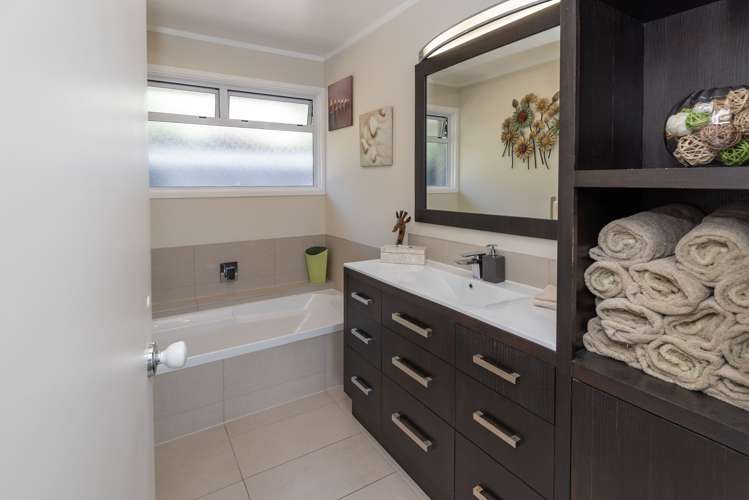 14 Pickwick Parade Mellons Bay_13