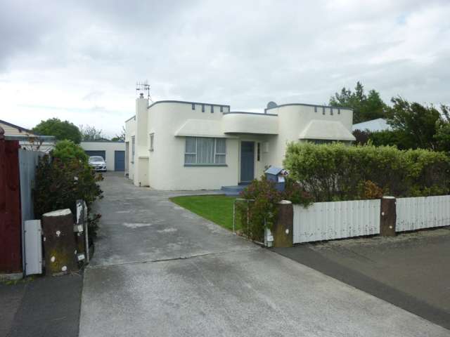 A classic Art Deco with 3 bedrooms close to town