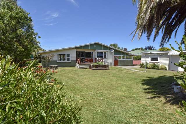 Mid-Century Modern Charm in a Spacious 3-Bed Home