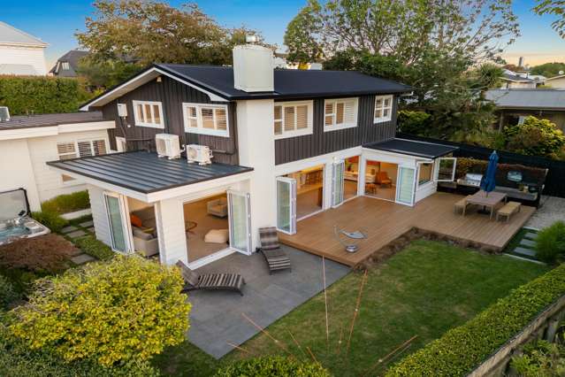 MID CENTURY STYLE DGZ HOME ON VICTORIA AVE
