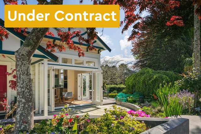 Luxurious 5- Bed Grand Manor with Ocean Views!