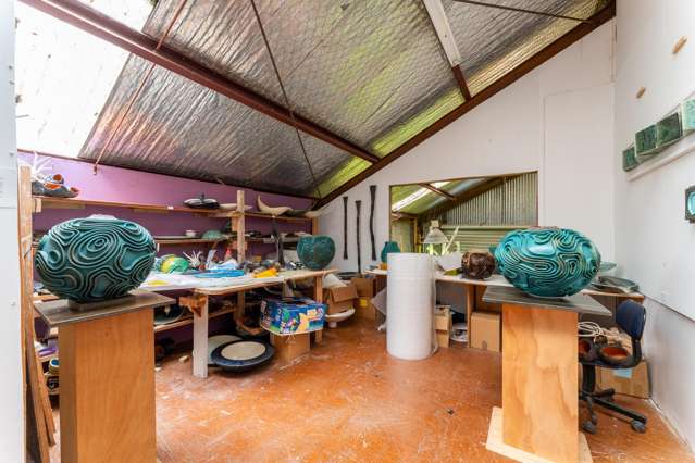 Bush Retreat with Shed - Surf, Store & Explore!