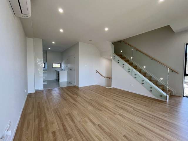 Stunning 4 bedroom townhouse! AVAILABLE NOW!