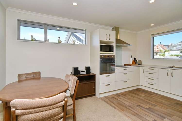 2/62 Vivian Street Burwood_8