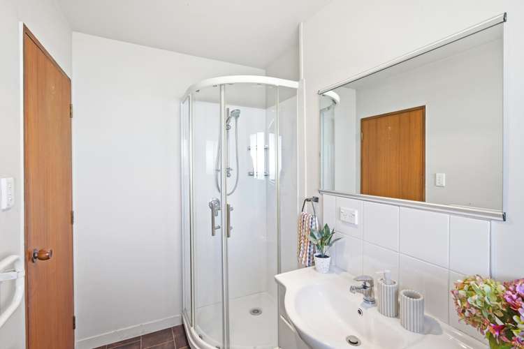 2/3 Hythe Lane Saint Martins_8