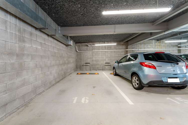 16/18 Hewlett Road Massey_14