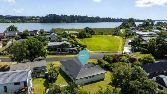 Peaceful Waterside Living in Katikati