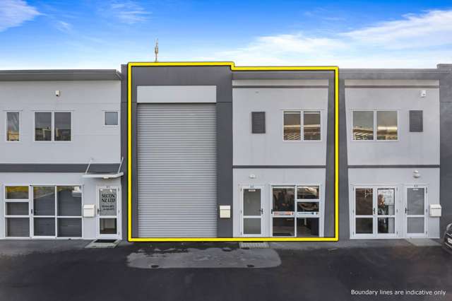Versatile Commercial / Residential Unit