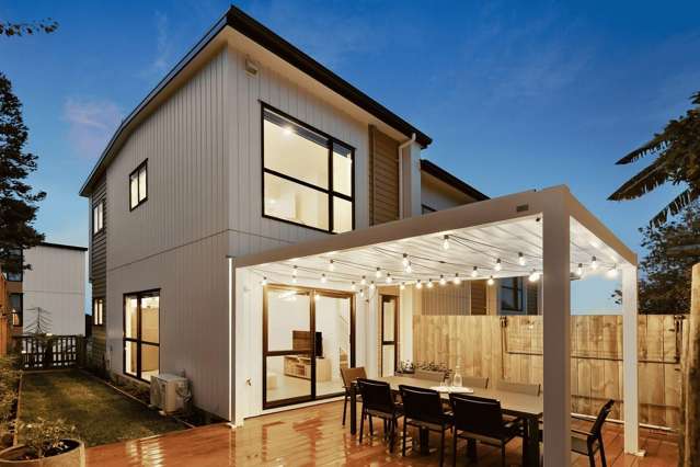 Modern 2-Bedroom Townhouse with Sea Views