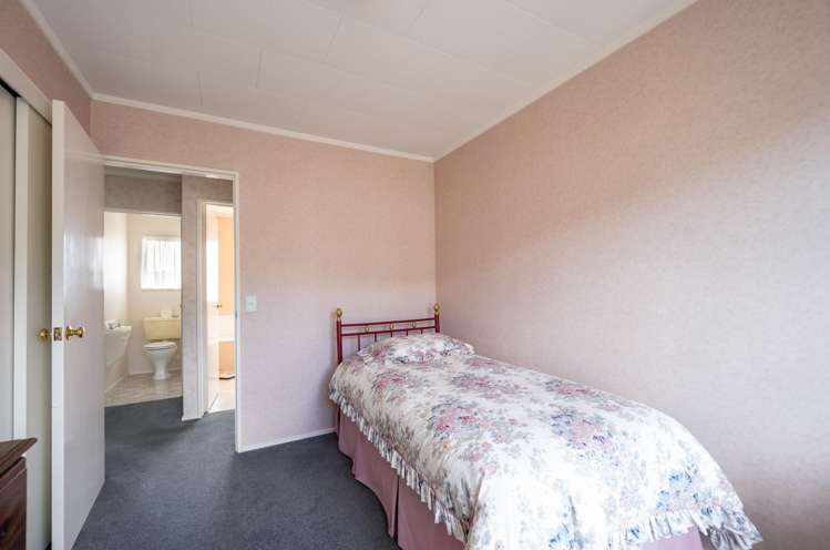 2/10 Stead Crescent Stoke_12