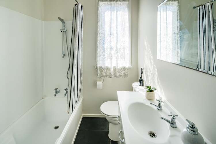 78 Lyall Parade Lyall Bay_9