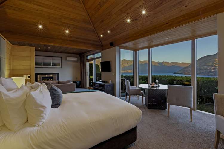 21 & 23 MacKinnon Terrace Sunshine Bay_13