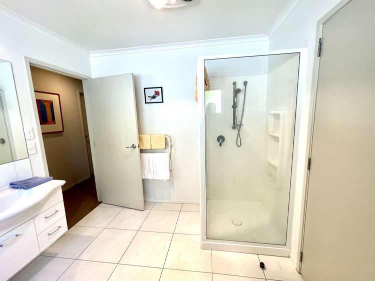 2 Barossa Way Brookfield_16