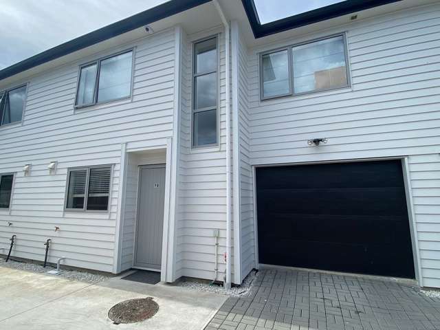 Modern Townhouse in Point England