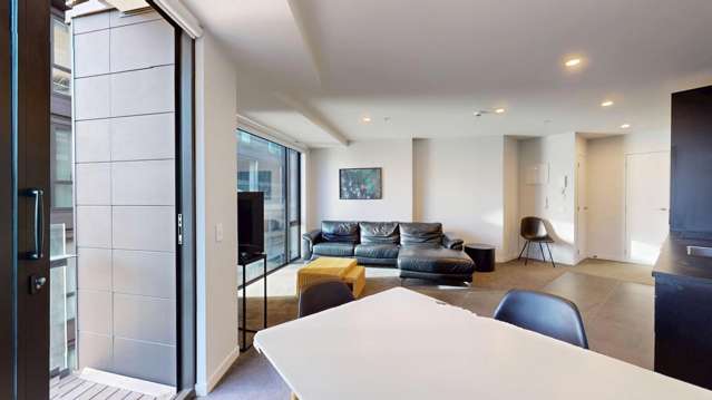 Light-Filled Corner Apartment with Car Park