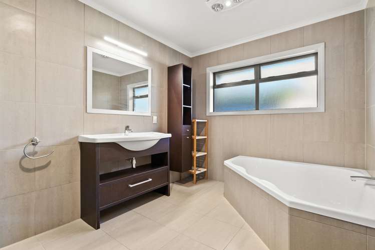 49 Intrepid Crescent Beachlands_20