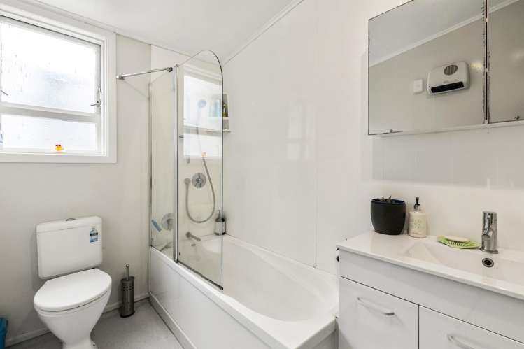 3-5 Knoll Street Island Bay_11