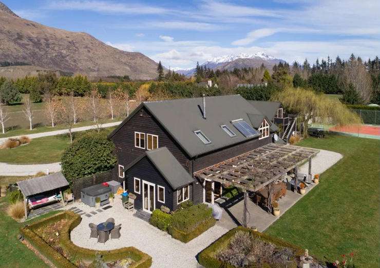 The strip of flat rural land that Queenstown officials are weighing up rezoning can be seen in the centre of the pic, with Lake Hayes in the foreground and lake Wakatipu in the background. Photo / Getty Images