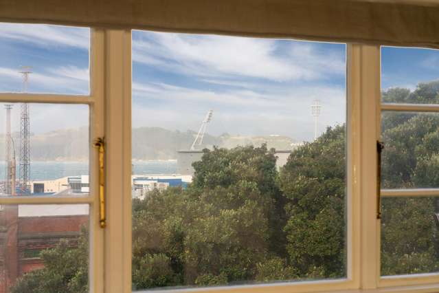 CITY FRINGE, SUN AND HARBOUR VIEWS! | BEO $699,000