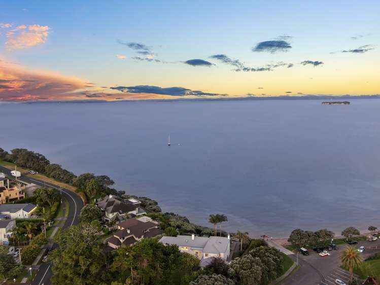 1 Marine Parade Piha_12