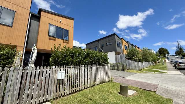 **Spacious 2-Bedroom + Study End Townhouse with Sunny Deck – Massey**