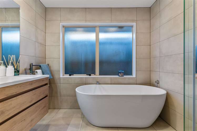 29 Newbliss Crescent East Tamaki Heights_13