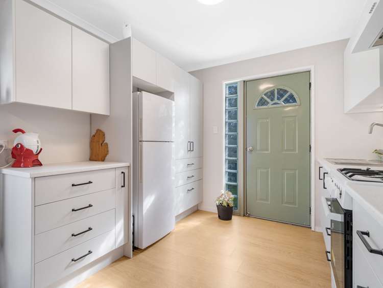 17 Byron Grove Owhata_28