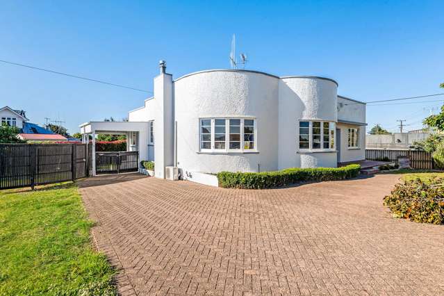 Charming Art Deco Home Near Town – Available Now!